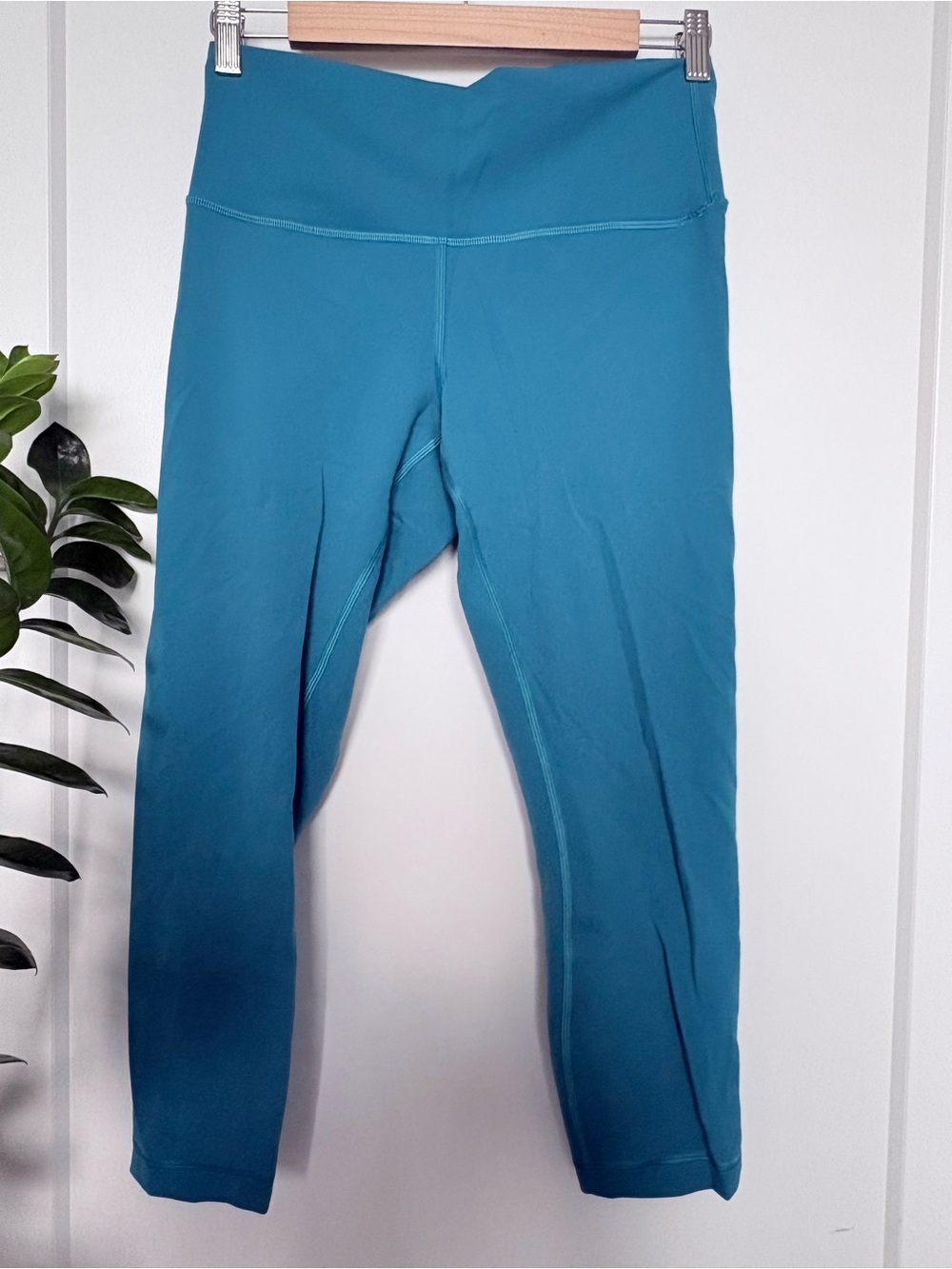 Lululemon Wunder Train High-Rise Tight 25" Size 10
Hawaiian Blue